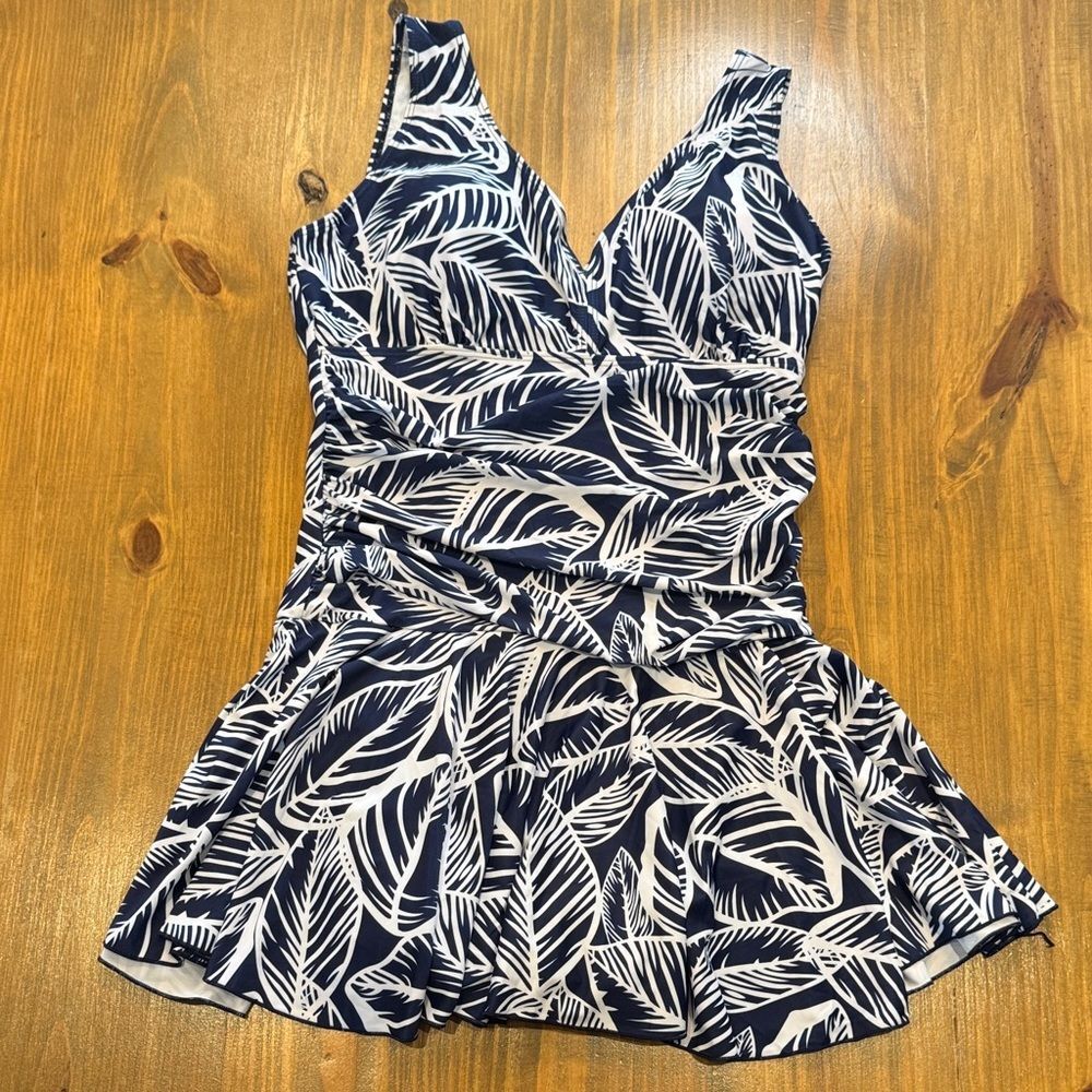 Navy & White leaf pattern swimdress built in shorts one piece swimwear NWOT XL